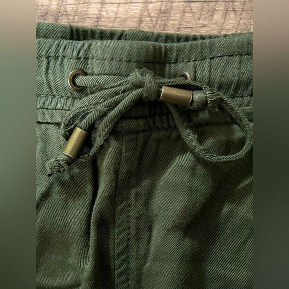 Women’s streetwear society army green shorts like new worn once! Size medium - Picture 3 of 6